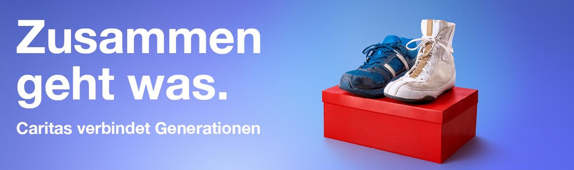 Auf einem roten Schuhkarton sind vor einem blauen Hintergrund ein Paar Schuhe zu sehen. Beide Schuhe sind Sportschuhe. Der linke Schuh ist ein blauer Turnschuh mit zwei weißen Streifen, der rechte ein höherer weißer Boxstiefel. Beide Schuhe sind abgenutzt. Darüber steht das Kampagnenmotto: Zusammen geht was. Caritas verbindet Generationen.