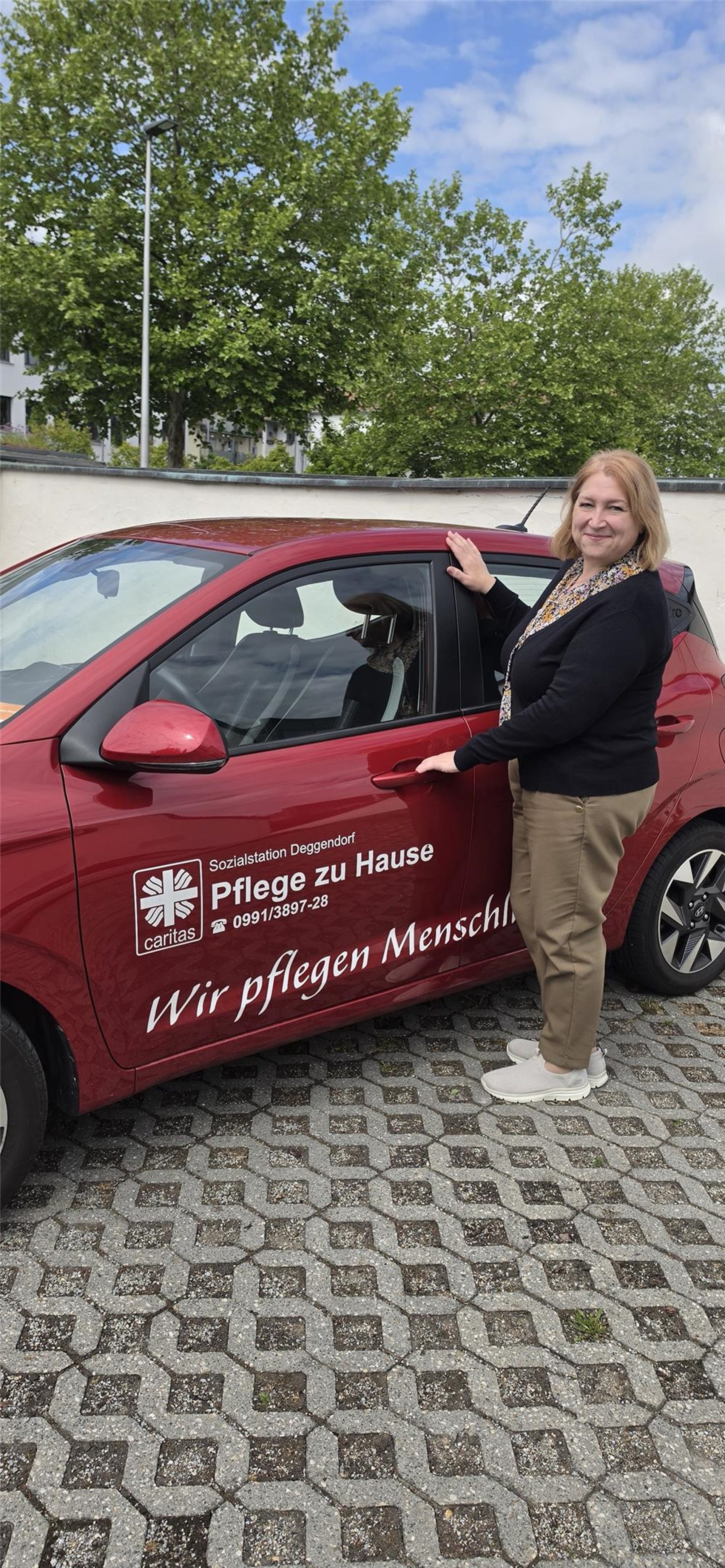 Pflegedienstleitung am Dienstauto