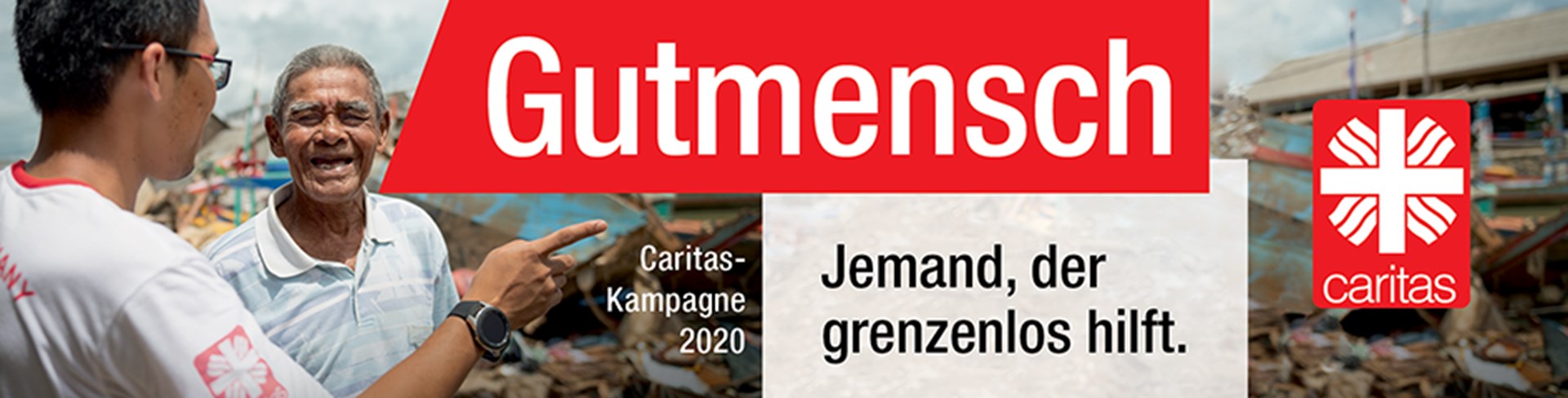 Helfer mit Betroffenem in einem Katastrophengebiet 