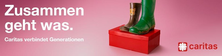 Auf einem roten Schuhkarton sind vor einem rosa Hintergrund ein Paar Gummistiefel zu sehen. Der linke Schuh ist ein brauner Kindergummistiefel mit einem Tigerkopf in kleiner Schuhgröße, der rechte ein hoher grüner Gummistiefel in großer Schuhgröße. Darüber steht das Kampagnenmotto: Zusammen geht was. Caritas verbindet Generationen.