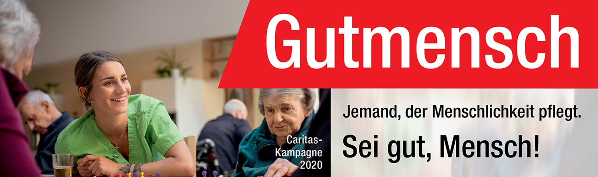 Pflegerin am Tisch sitzend mit Bewohnern in Pflegeheim